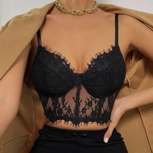 Top de tirantes corto en encaje